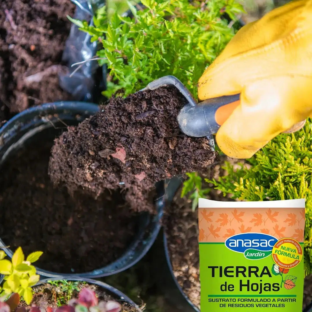 Tierra de Hojas 40L Anasac para mejorar el suelo de jardines.