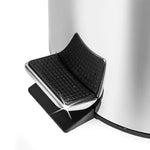 Basurero plateado de acero inoxidable de 8 litros con pedal.