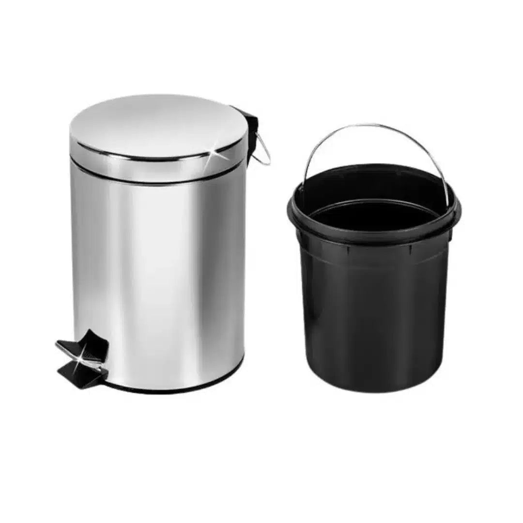 Basurero plateado de acero inoxidable de 8 litros con pedal.