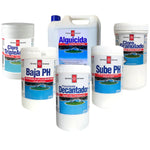 Kit de mantenimiento completo de piscina Química Universal con cloro, alguicida y correctores de pH.