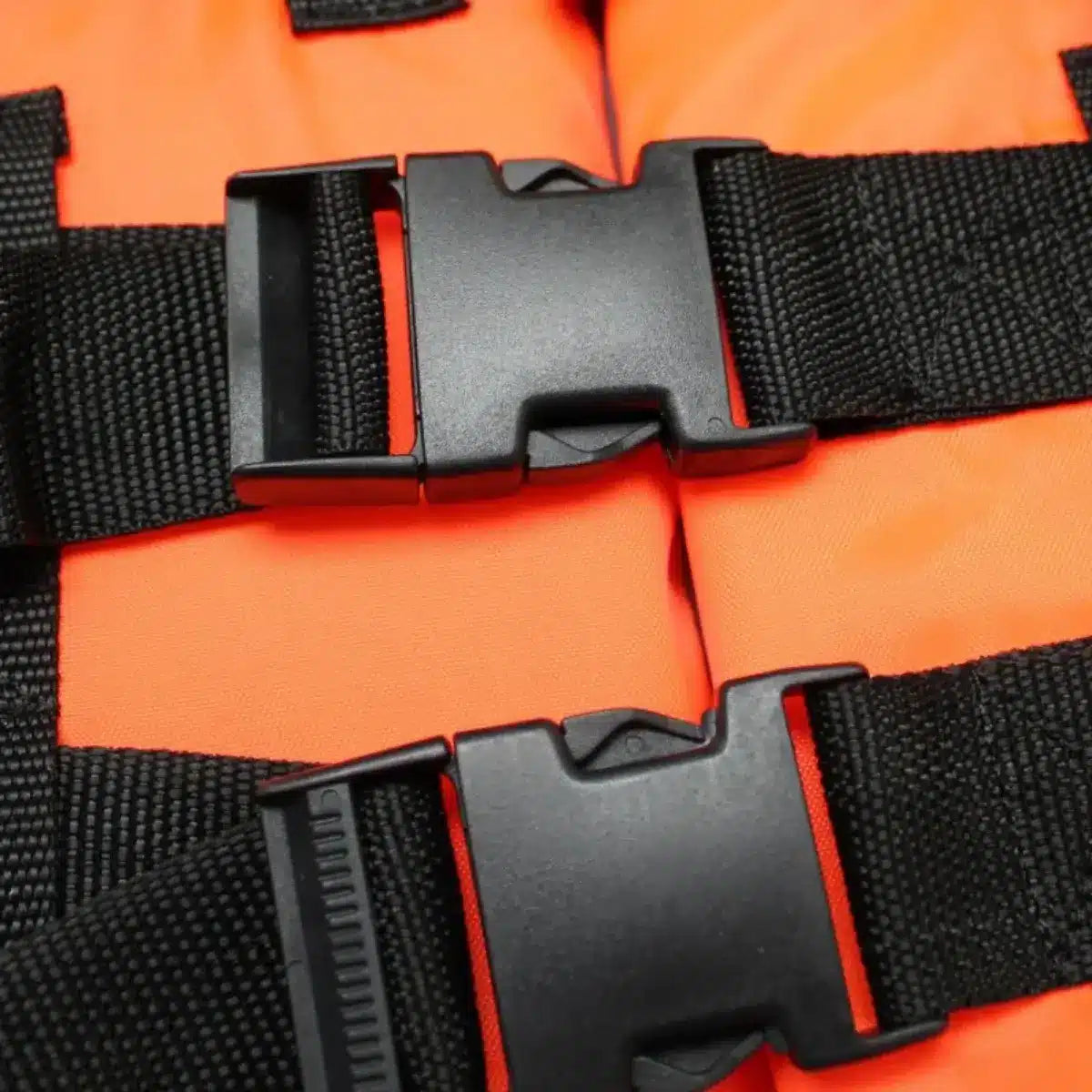 Chaleco salvavidas Pelikan en color naranja para protección en el agua