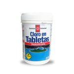 Primer plano de un pote de Cloro Tabletas de 1kg de Química Universal, mostrando las tabletas blancas y el logo de la marca. Ideal para la desinfección eficaz de piscinas.