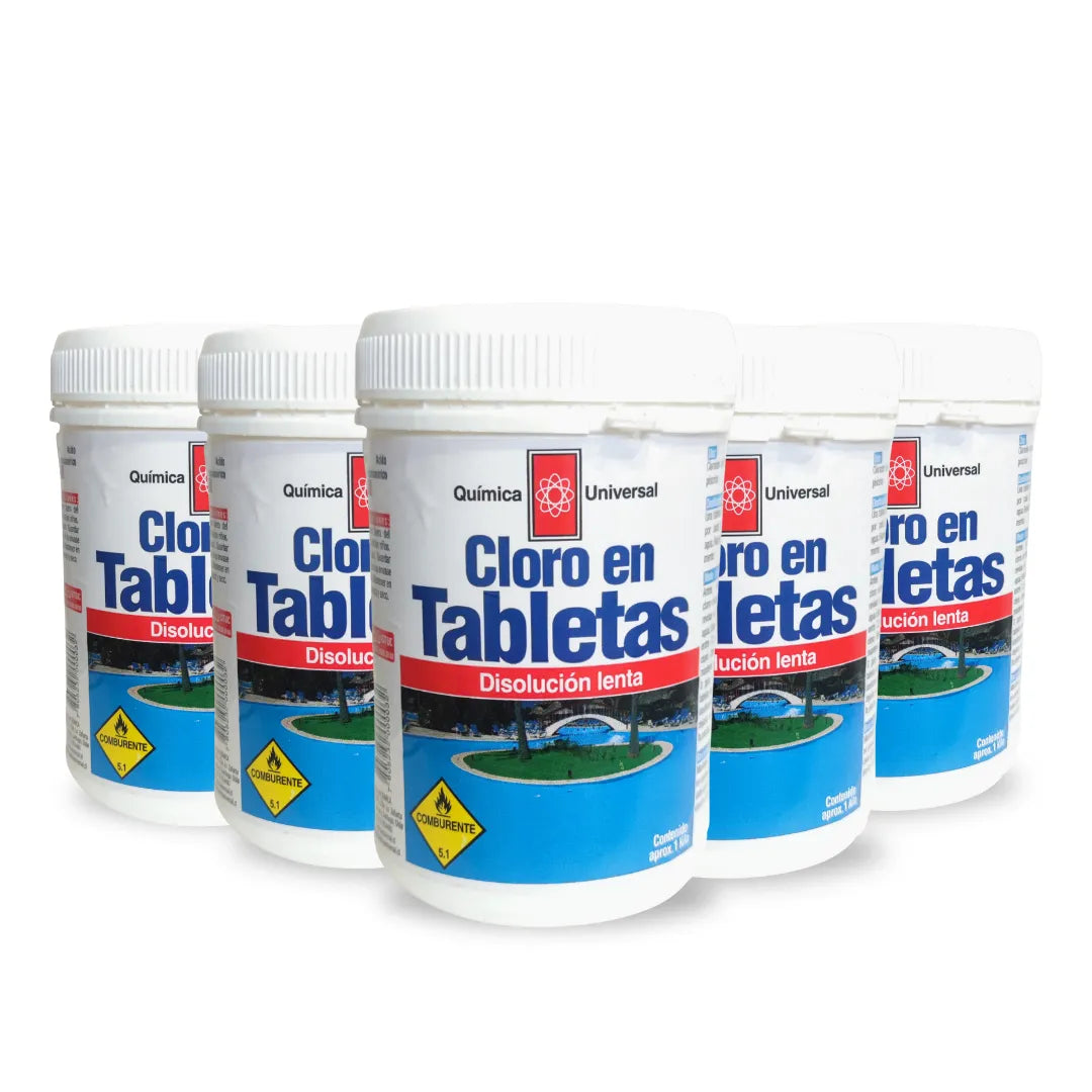 Kit de Cloro Tabletas de 5 kg de Química Universal, mostrando las tabletas y su empaque. Ideal para la desinfección, eliminación de algas y mantenimiento de piscinas.