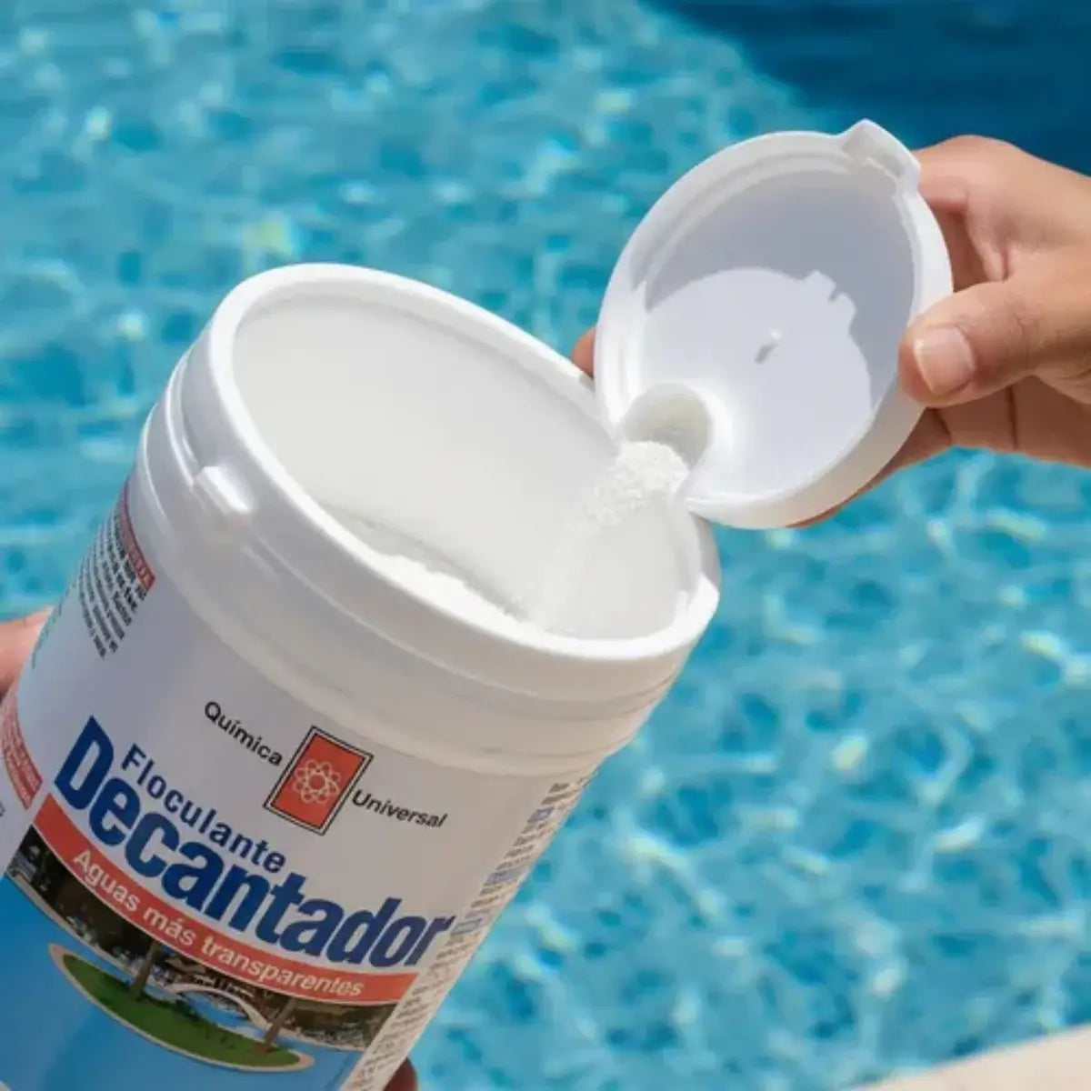 Floculante Decantador Química Universal para purificar el agua de piscina.