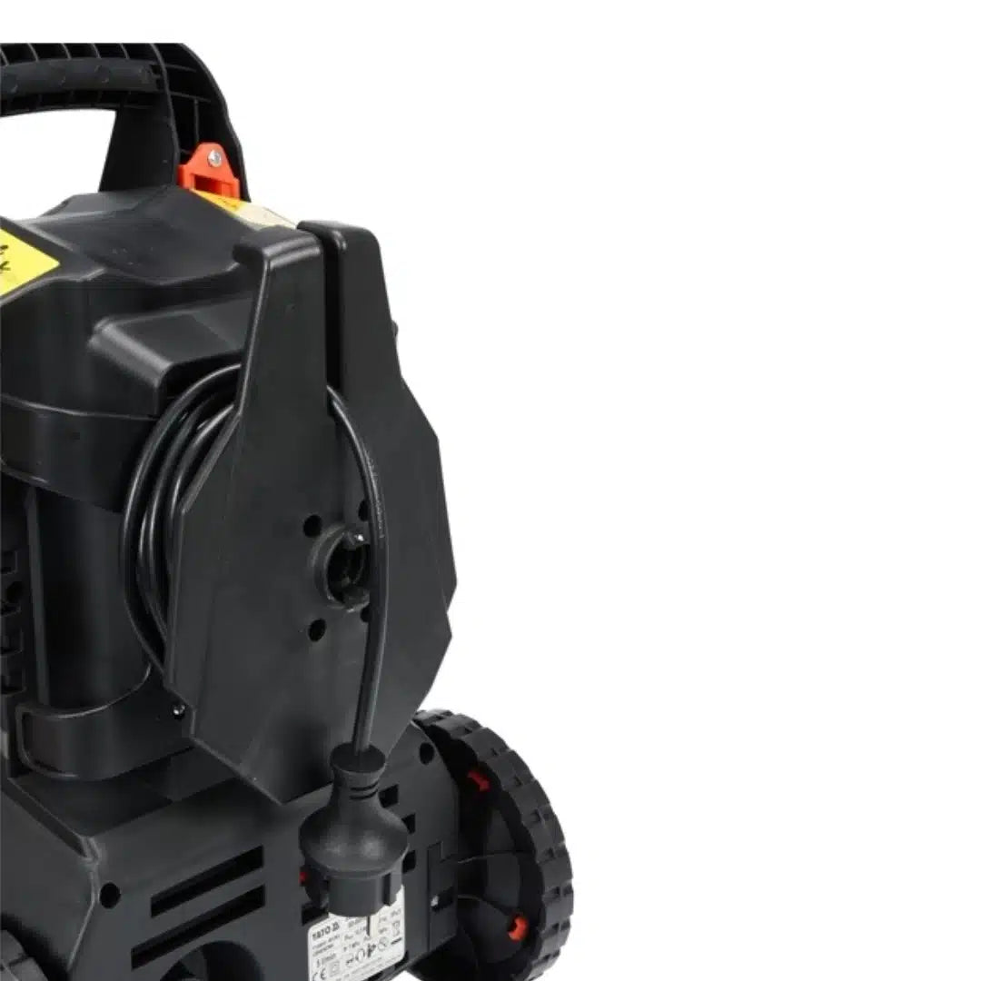 Hidrolavadora eléctrica Yato YT-85910 de 1500W y 105 bar, máquina de limpieza a presión compacta y robusta para tareas de limpieza doméstica y de jardín.