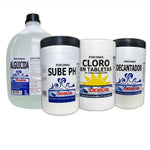Kit de mantenimiento para piscina con alguicida, cloro en tabletas de lenta disolución, decantador y sube pH, para control de algas y equilibrio químico del agua.