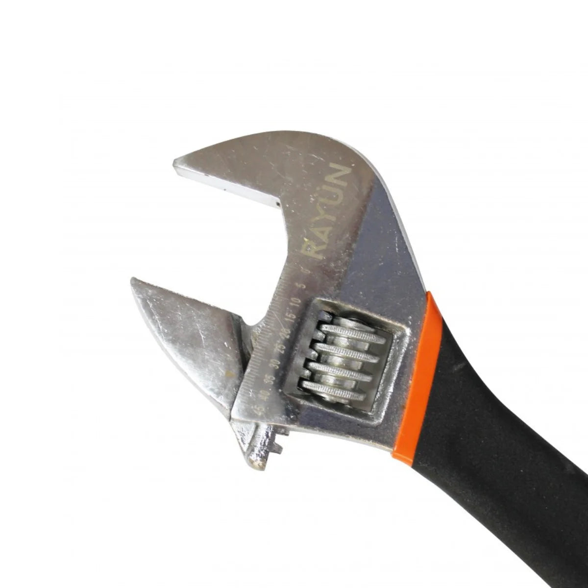 Llave francesa ajustable de acero forjado con mango ergonómico recubierto en goma antideslizante y escala milimétrica en la mordaza.