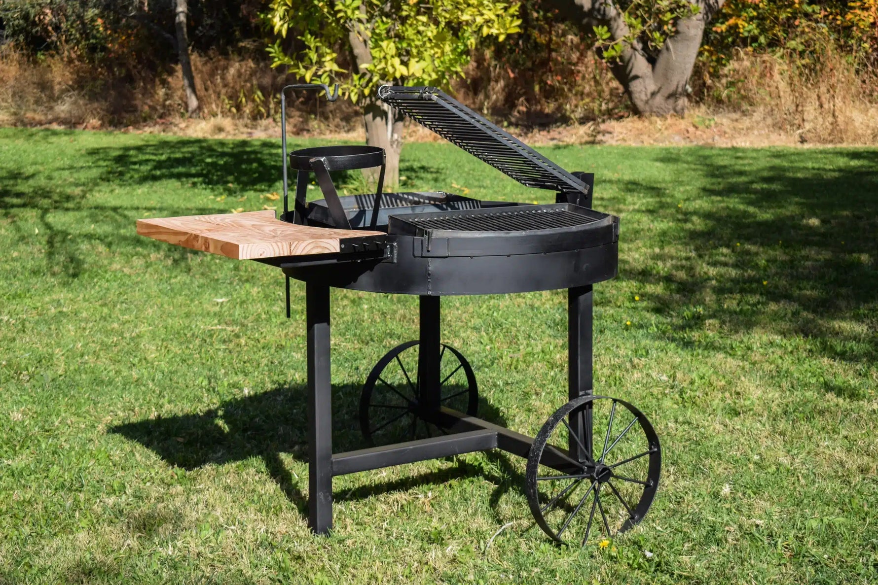 Parrilla a carbón PlaDot multifuncional, asador y ahumadora con diseño robusto, ideal para cocinar al aire libre en jardín o terraza.