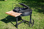 Parrilla a carbón PlaDot multifuncional, asador y ahumadora con diseño robusto, ideal para cocinar al aire libre en jardín o terraza.