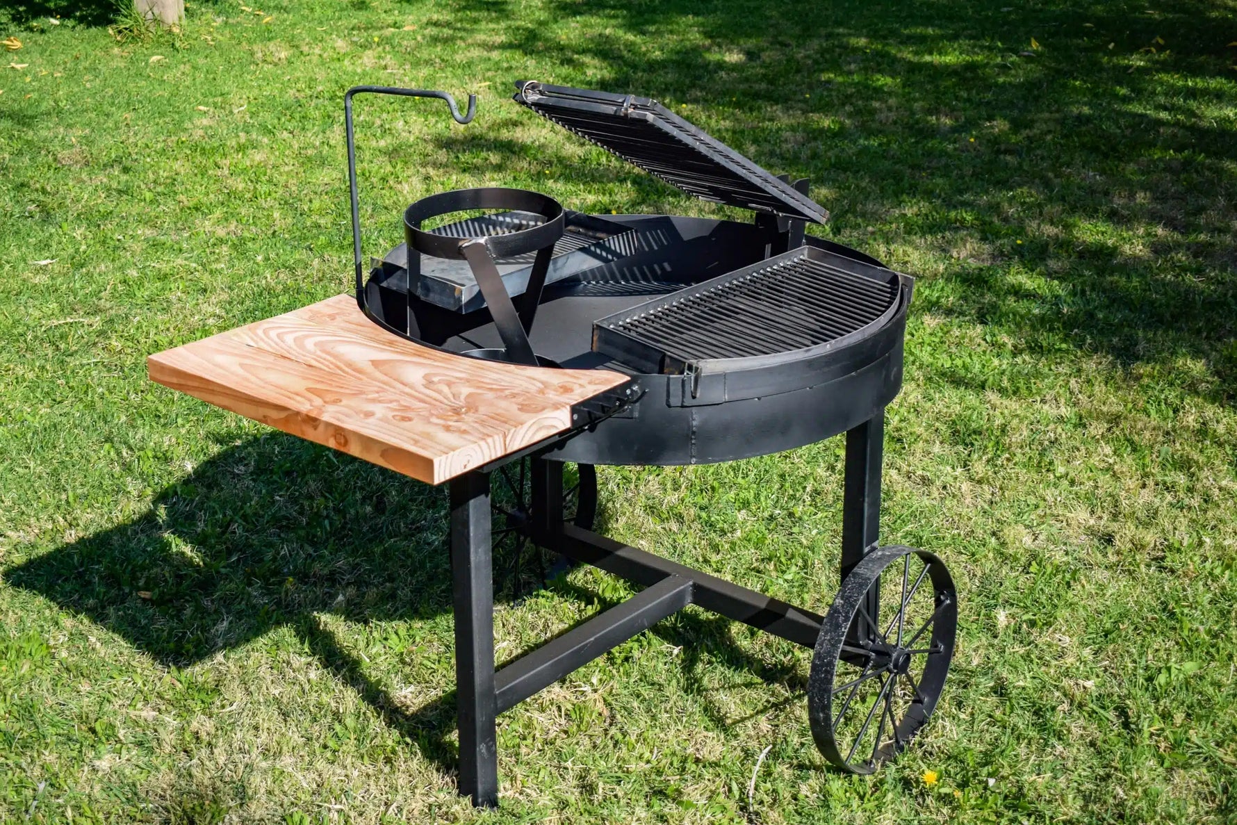 Parrilla a carbón PlaDot multifuncional, asador y ahumadora con diseño robusto, ideal para cocinar al aire libre en jardín o terraza.