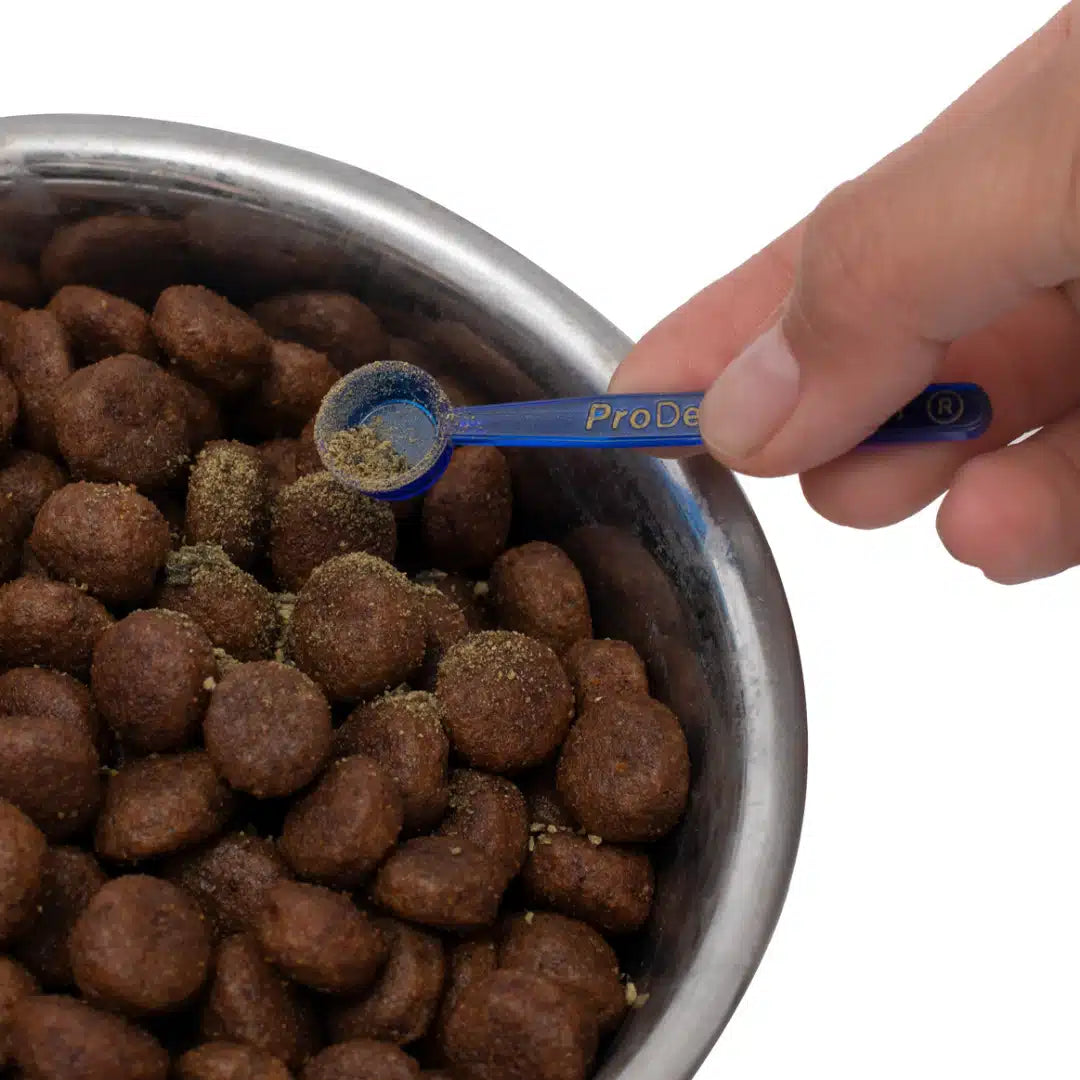 Proden PlaqueOff en polvo para perros, suplemento natural que combate el sarro y el mal aliento canino, favoreciendo la salud dental.