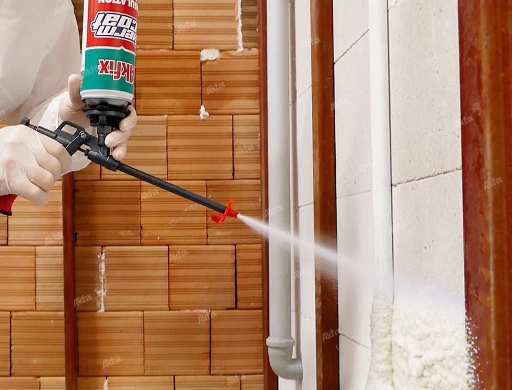 Poliuretano proyectado Akfix 750ml para aislamiento térmico y acústico.