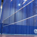 Malla de vóleibol profesional negra con banda superior blanca, cable de Kevlar de 5 mm y medidas oficiales.