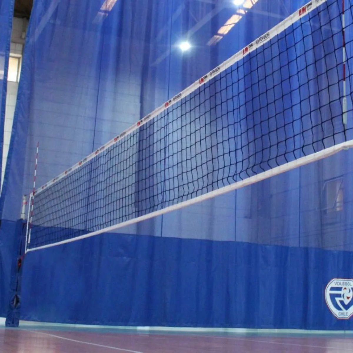 Malla de vóleibol profesional negra con banda superior blanca, cable de Kevlar de 5 mm y medidas oficiales.