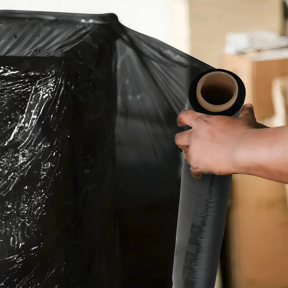 Rollo de film stretch negro industrial de 2,3 kg para protección de pallets y privacidad de carga.