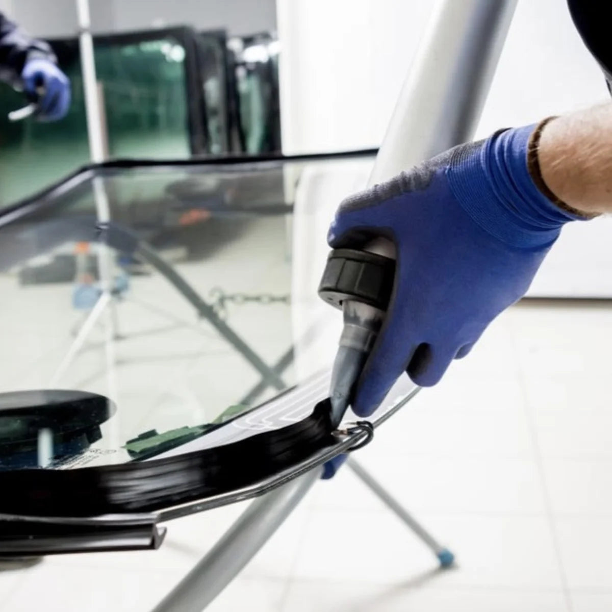 Adhesivo de parabrisas poliuretano Akfix Fast Cure, alto módulo, para lunas de automóviles, repintable y con alta resistencia inicial.
