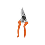 Tijera de podar profesional marca Truper de 8 1/2 pulgadas con cuchillas de acero SK5 y cabeza angulada ergonómica.