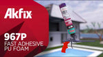 Kit Akfix profesional de espuma de poliuretano adhesiva con limpiador y pistola, ideal para instalación de aislamiento y mantenimiento de herramientas.