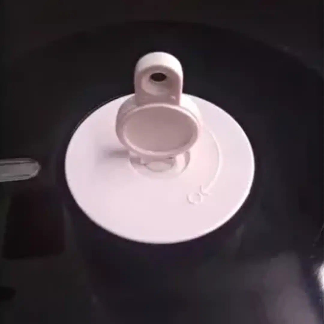 Dispensador mural de papel higiénico Täumm fabricado en acrílico transparente o de color, con cerradura y capacidad para rollos grandes en baños comerciales.