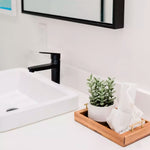Llave monomando Taumm para lavamanos en acabado negro mate, grifería de baño moderna y elegante para lavabos.