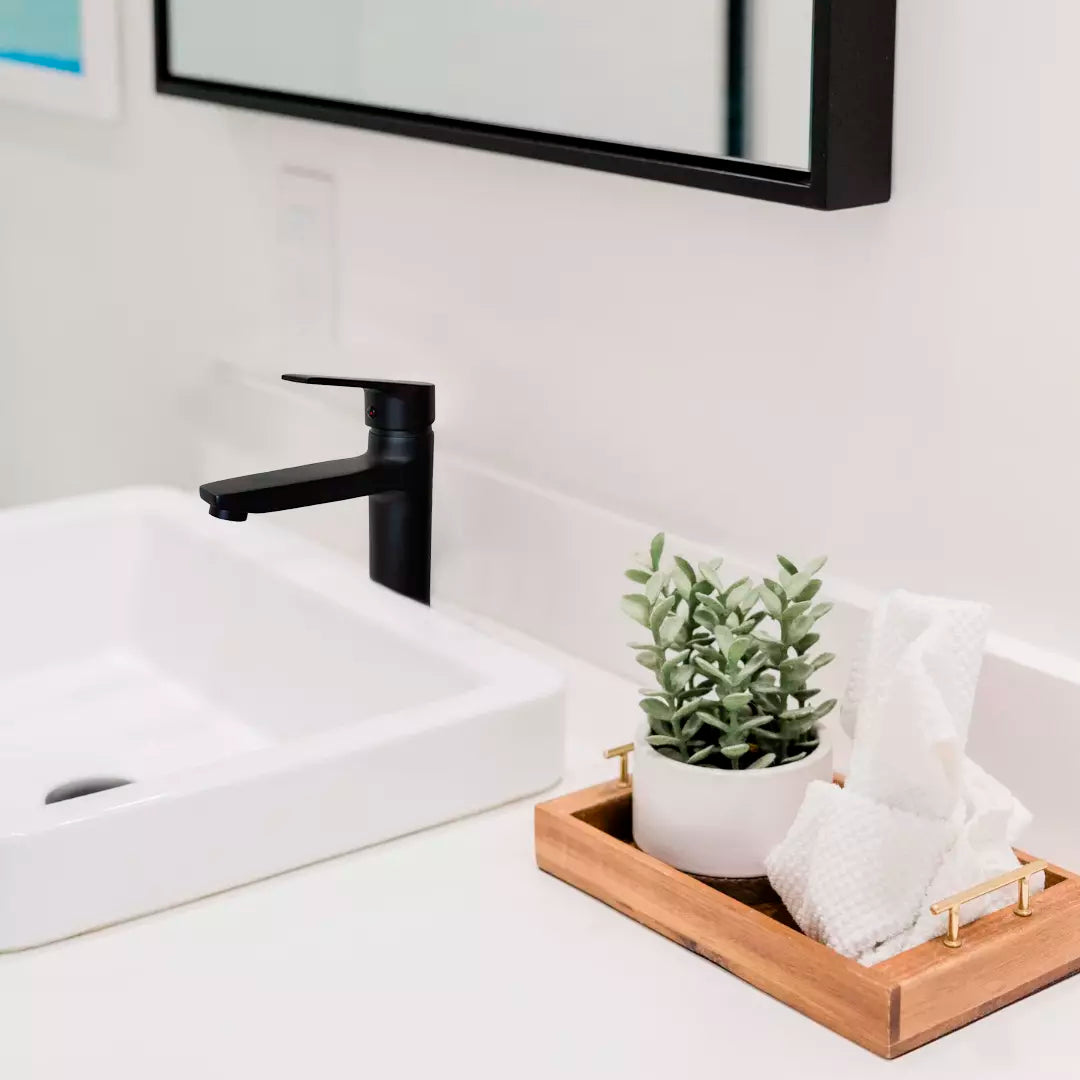 Llave monomando Taumm para lavamanos en acabado negro mate, grifería de baño moderna y elegante para lavabos.