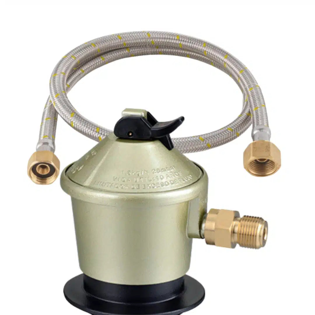 Regulador de gas doméstico para cilindro de 15 kg, incluye manguera flexible de 100 cm certificada para la instalación segura de cocinas y equipos a gas.
