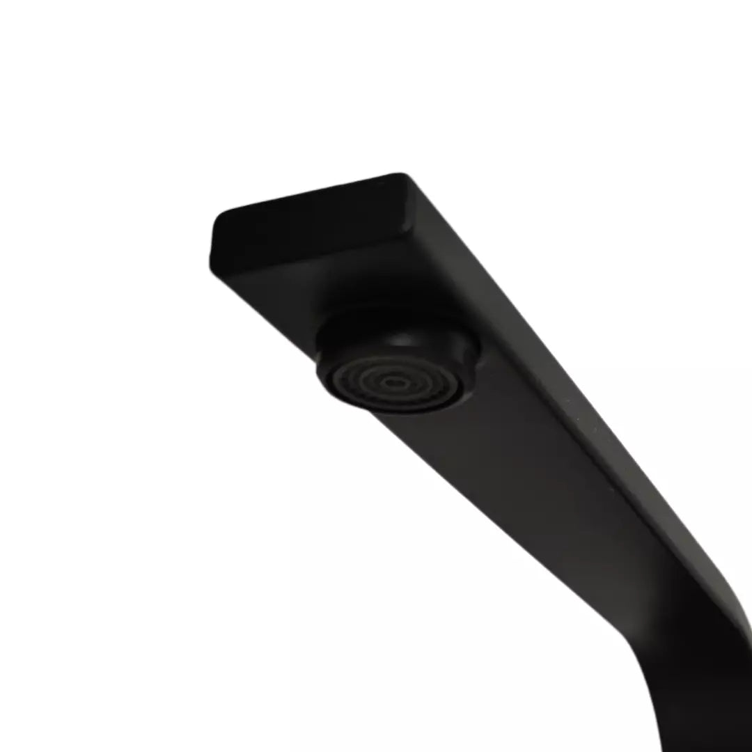 Llave monomando Taumm para lavaplatos en acabado negro mate, grifería de cocina de diseño moderno y alta resistencia.