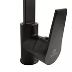 Llave monomando Taumm para lavaplatos en acabado negro mate, grifería de cocina de diseño moderno y alta resistencia.