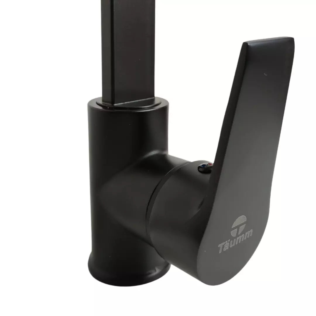 Llave monomando Taumm para lavaplatos en acabado negro mate, grifería de cocina de diseño moderno y alta resistencia.