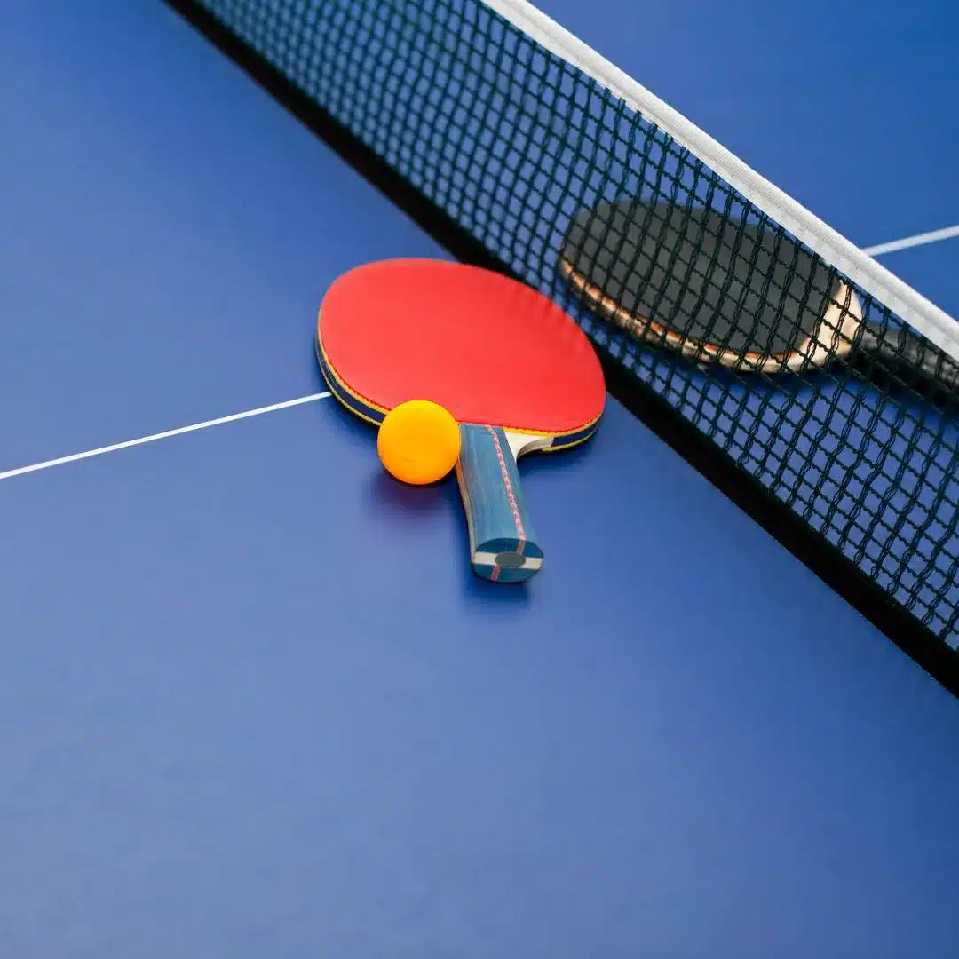 Paleta de Ping Pong UkTime Premium 3 Estrellas roja y negra con gomas lisas.