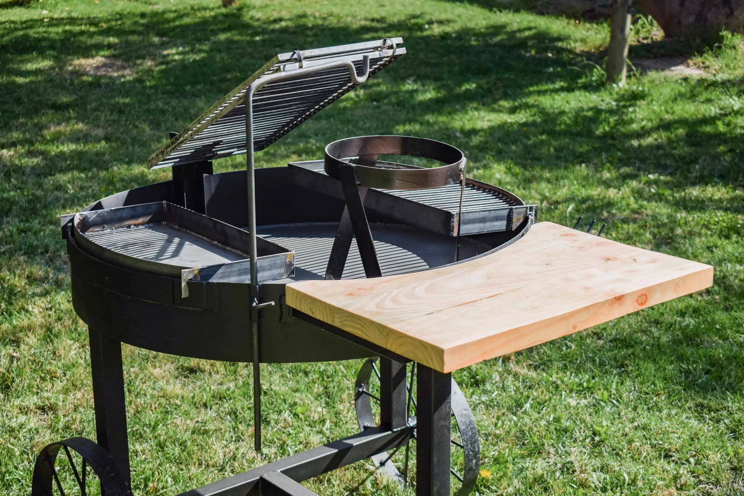 Parrilla a carbón PlaDot multifuncional, asador y ahumadora con diseño robusto, ideal para cocinar al aire libre en jardín o terraza.