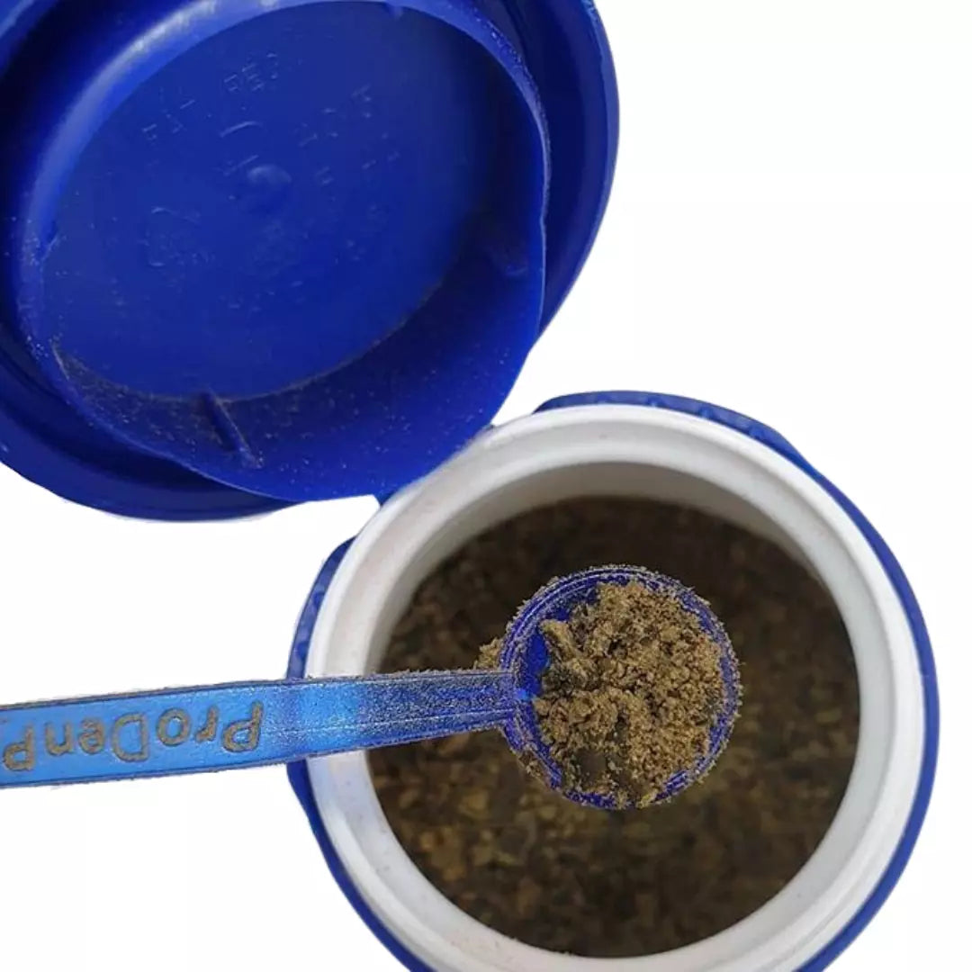 Proden PlaqueOff en polvo para perros, suplemento natural que combate el sarro y el mal aliento canino, favoreciendo la salud dental.