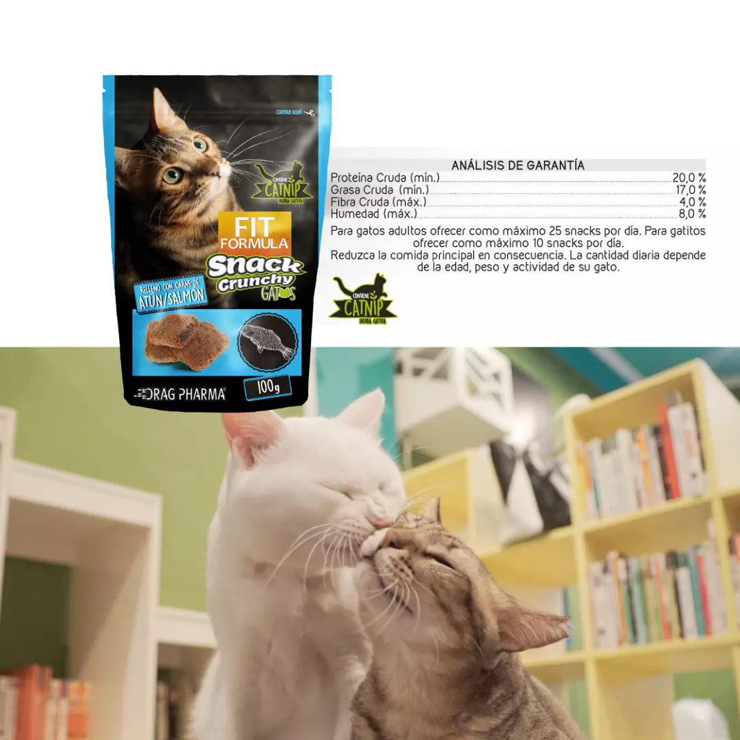 Snack crujiente Fit Fórmula para gatos de 100g, con delicioso relleno de salmón y atún, ideal como premio de alta palatabilidad.